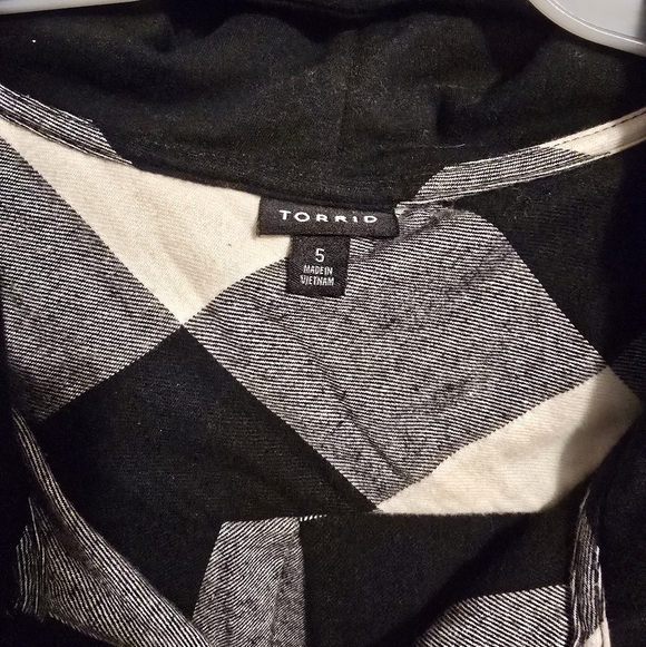 Torrid Black and White Plaid Button Down Shirt/Shacket Flannel - Picture 7 of 10